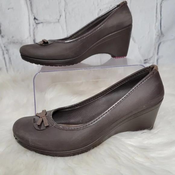 CROCS Womens Lydia Wedge Shoes 9 Brown Comfort Casual Slip On Neutral Minimalist - Picture 1 of 10